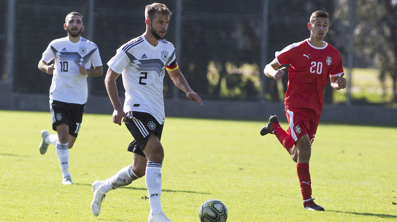 Im Serbien-Spiel der Kapitän der deutschen U 18: Simon Asta (M.) vom SC Freiburg © 2018 Getty Images