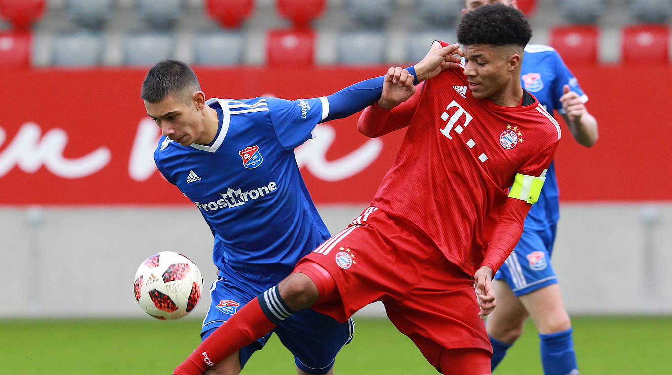 Führt mit dem FC Bayern die Staffel Süd/Südwest an: Malik Tillman (r.) © imago/Lackovic