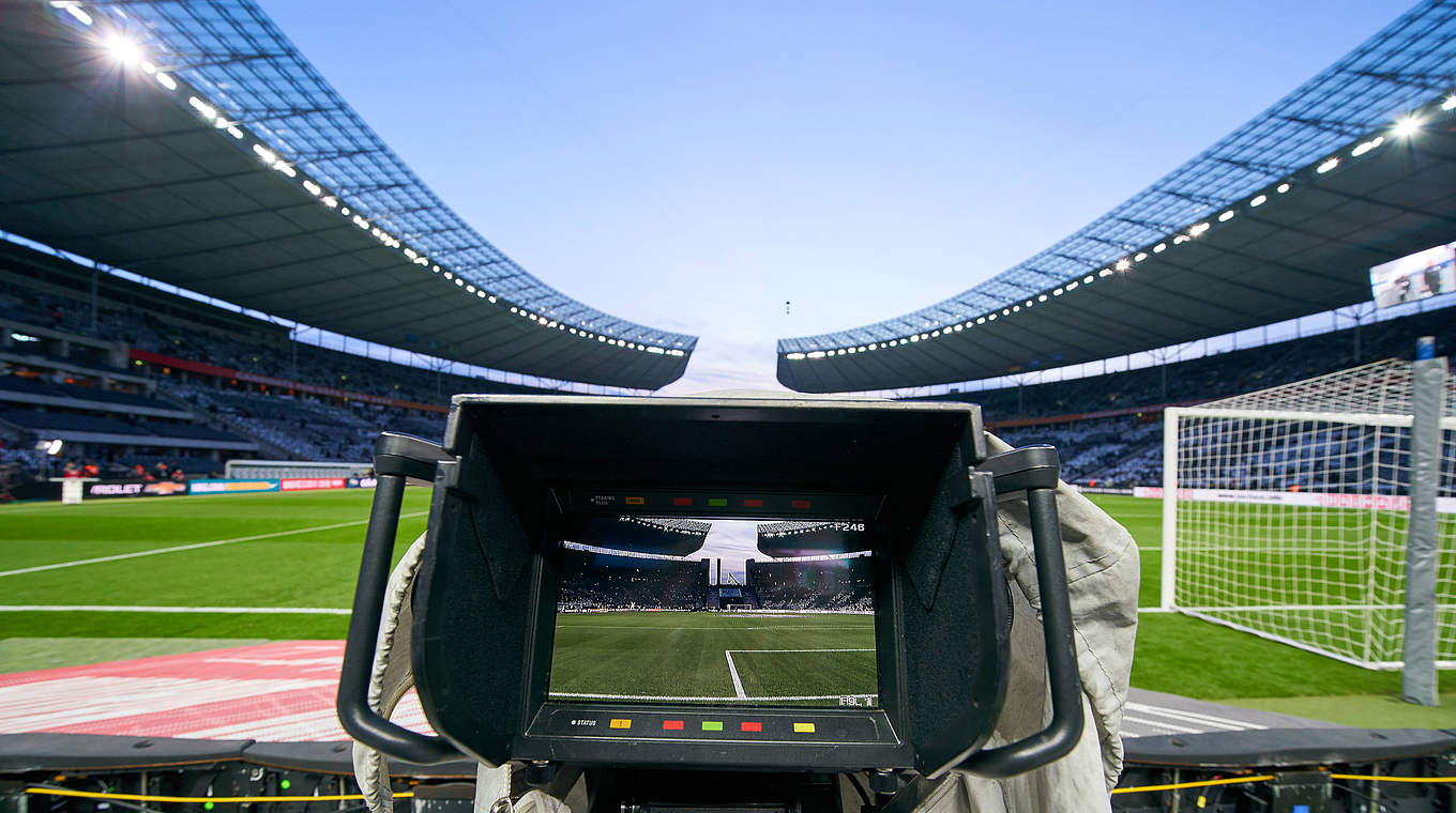 Die Bundesligen live im Free-TV: Trotz leerer Stadien gucken Fans nicht in die Röhre © imago