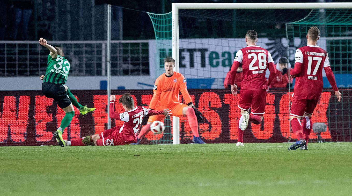 Leitet Münsters Sieg mit dem 1:0 ein: Heidemann (l.) lässt Grill keine Abwehrchance © imago/Noah Wedel
