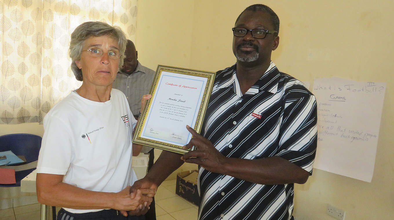 Unterstützung von höchster Ebene: Staab mit Gambias Verbandschef Lamin Kaba Bjao © Privat