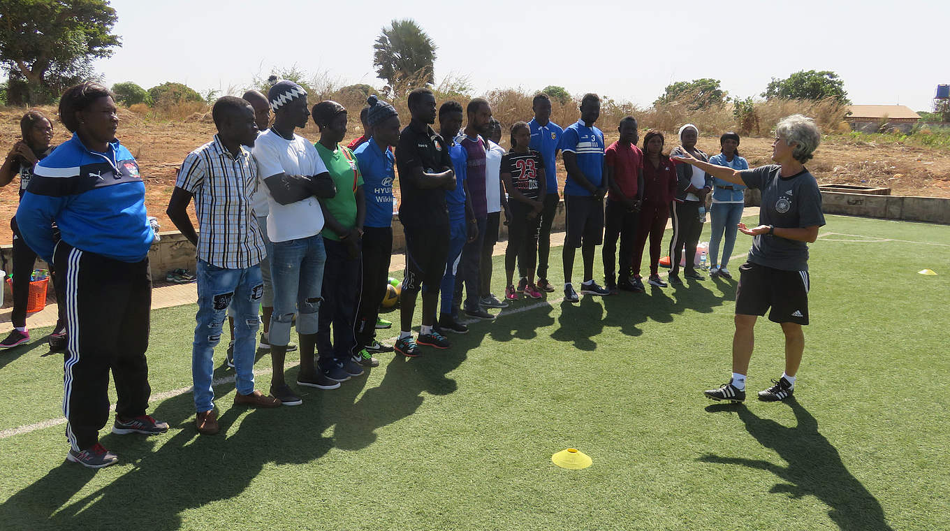 Hilfe bei der Verbesserung der Strukturen in Gambia: Monika Staab beim Trainerkurs © Privat