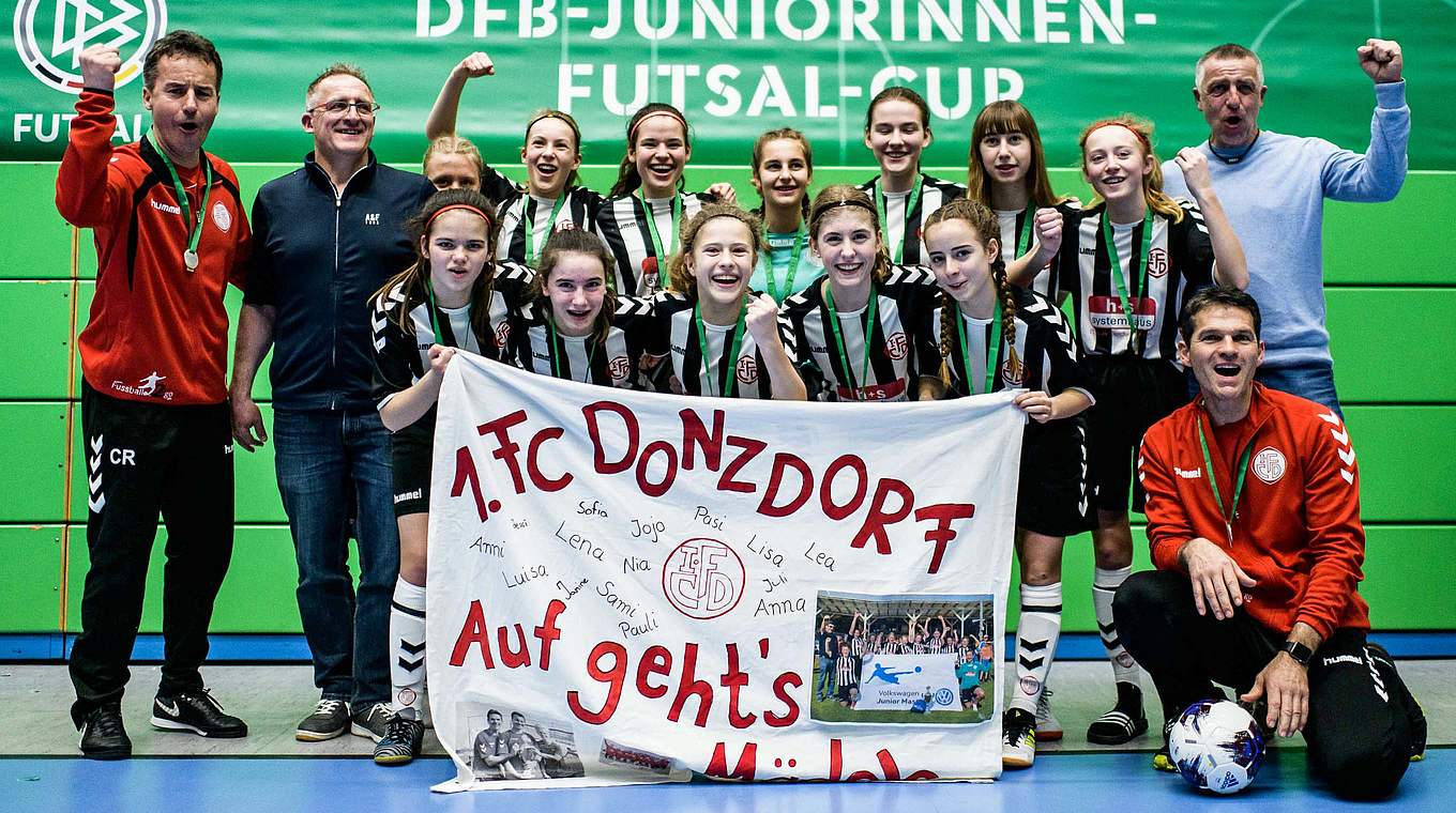 Freuen sich über den dritten Platz: die Spielerinnen des 1. FC Donzdorf © 2019 Getty Images