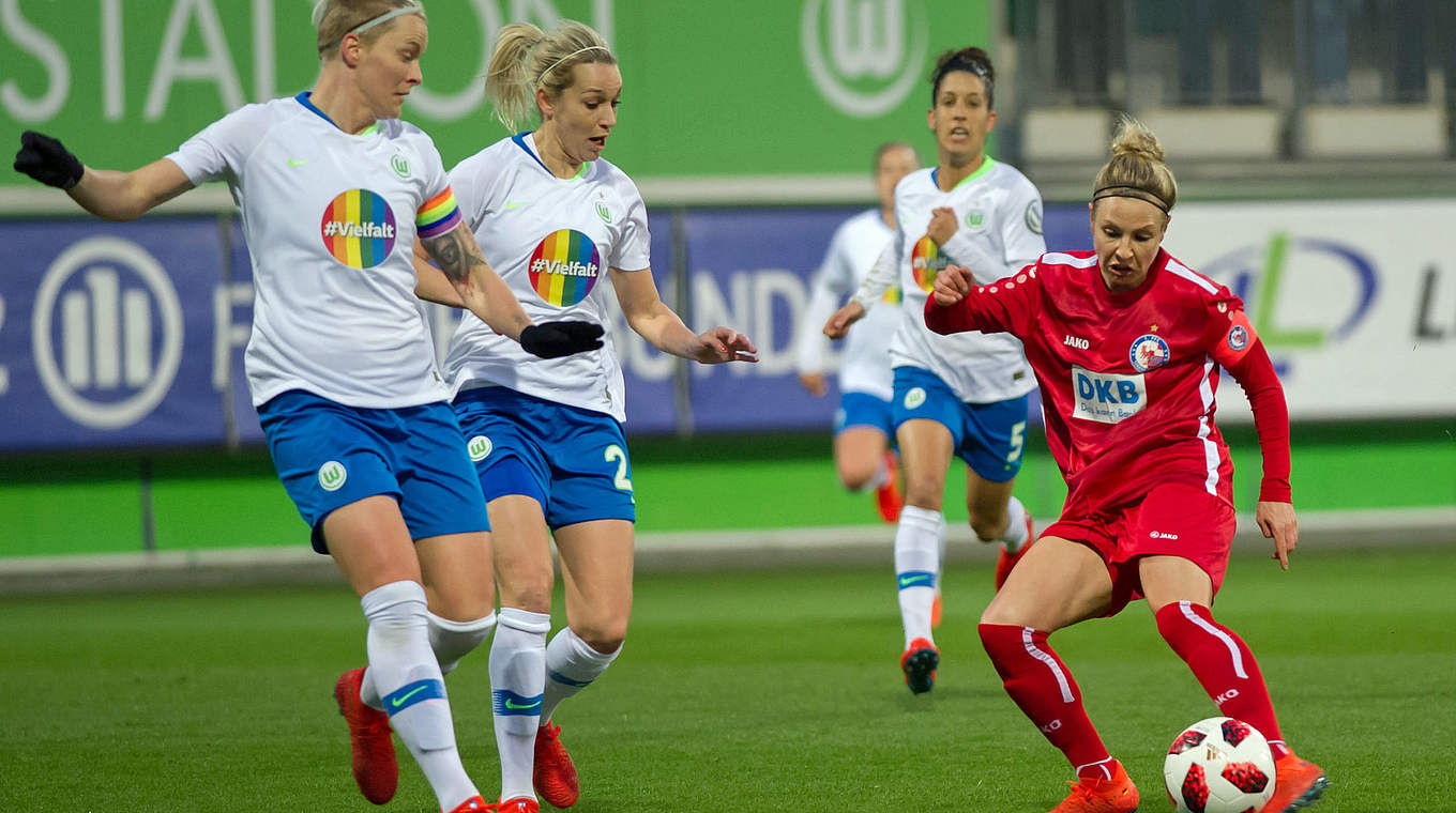 Kein Durchkommen: Potsdams Nationalspielerin Svenja Huth (r.) wird gedoppelt © Jan Kuppert