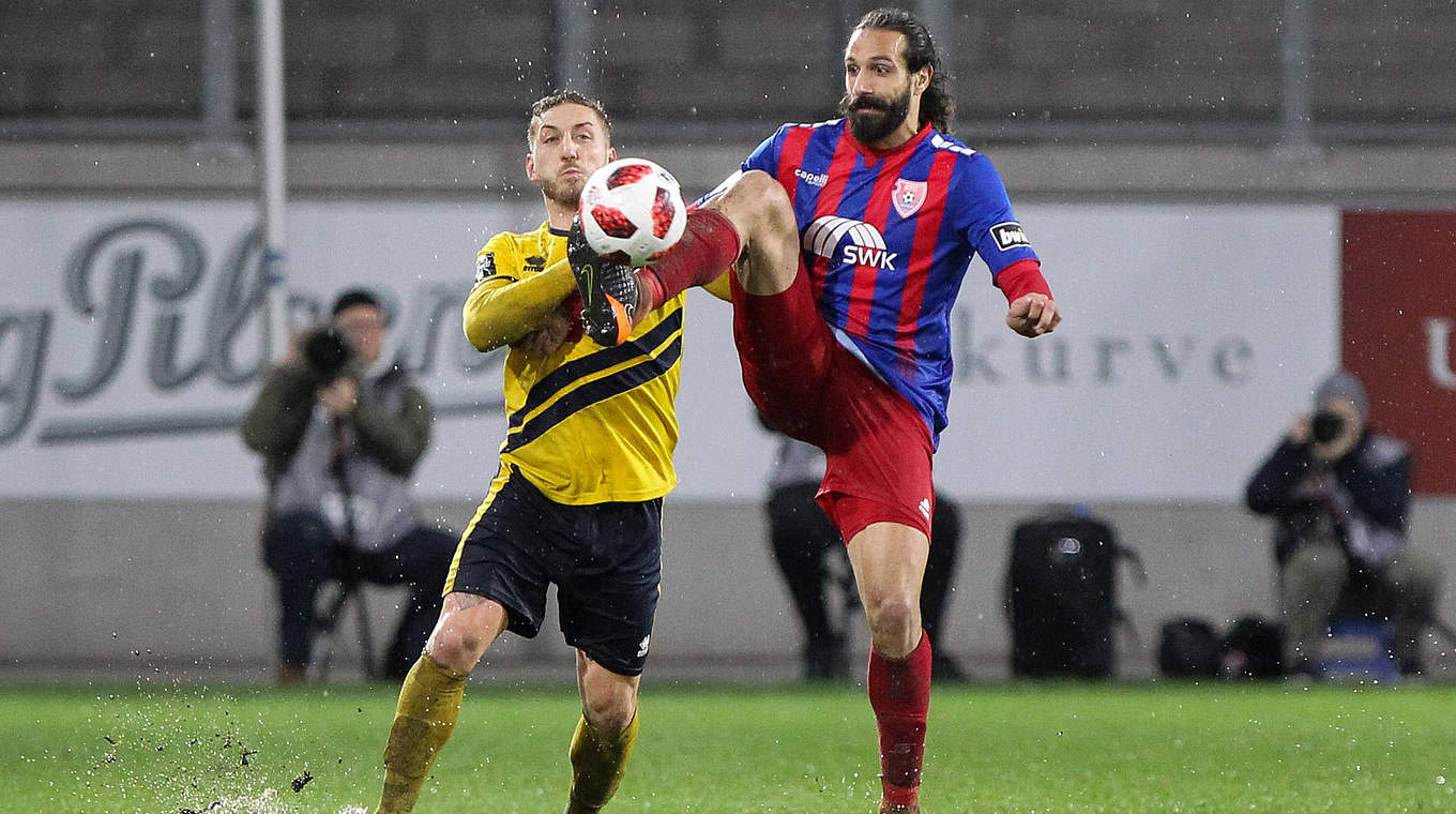 Hoch das Bein: Adriano Grimaldi (r.) kommt vor Fortuna-Spieler Robin Scheu an den Ball © imago images / MaBoSport