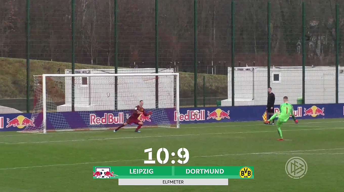 Die Entscheidung: RB-Keeper Julian Krahl (r.) überwindet Dortmunds Luca Unbehaun © DFB-TV