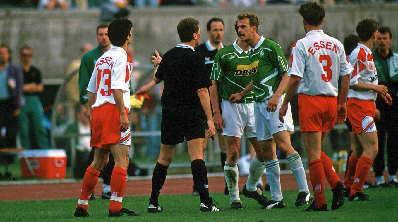 "Sauer, dass ich gegen Ex-Klub RWE runter musste: Basler (3.v.r.) im Pokalfinale 1994 © imago