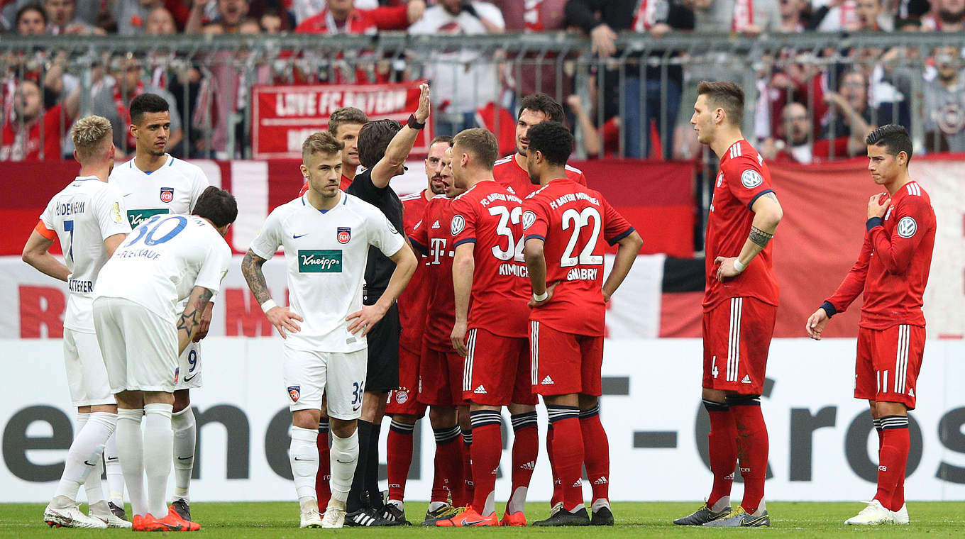 Muss ein Pokalspiel aussetzen: Niklas Süle (2.v.r.) vom FC Bayern München © Getty Images