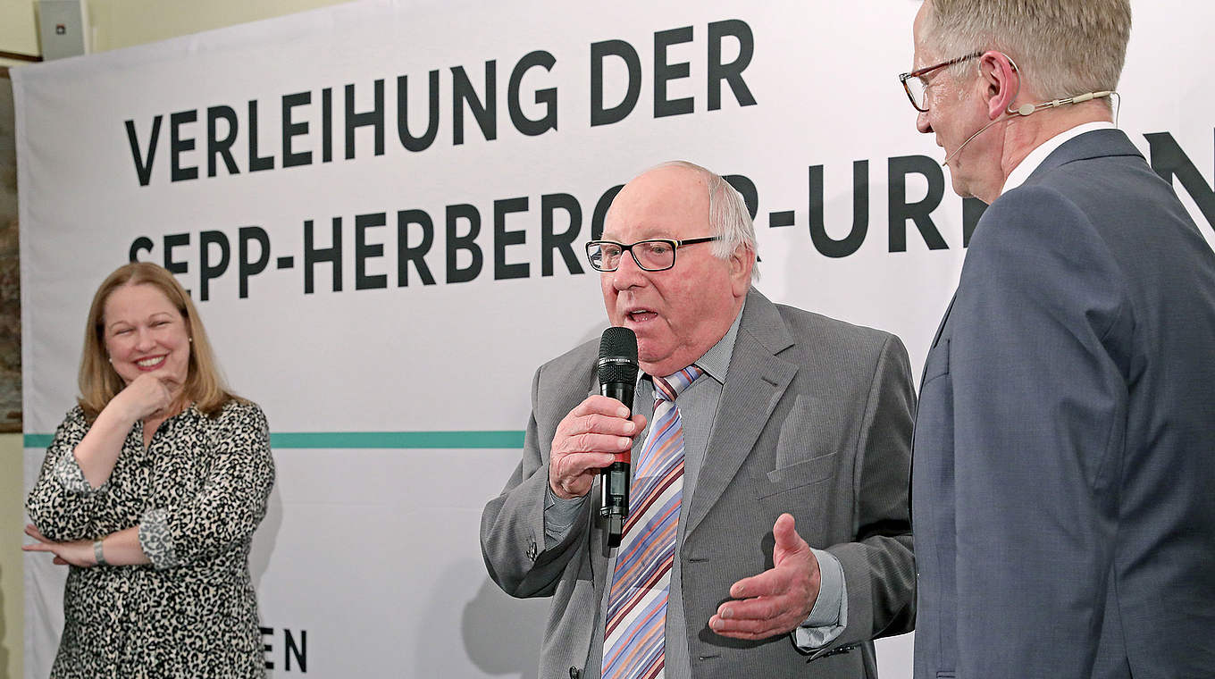 Bei der Ehrung ebenfalls vor Ort: Ehrenspielführer Uwe Seeler (2.v.r.) © Carsten Kobow/Sepp-Herberger-Stiftung