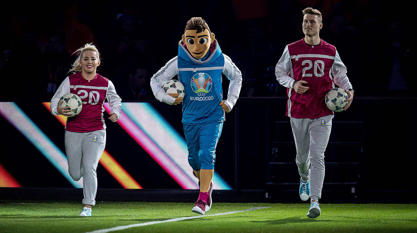Gemeinsam für die EURO 2020: Maskottchen "Skillzy" mit Liv Cooke und Tobias Becs © imago images / VI Images