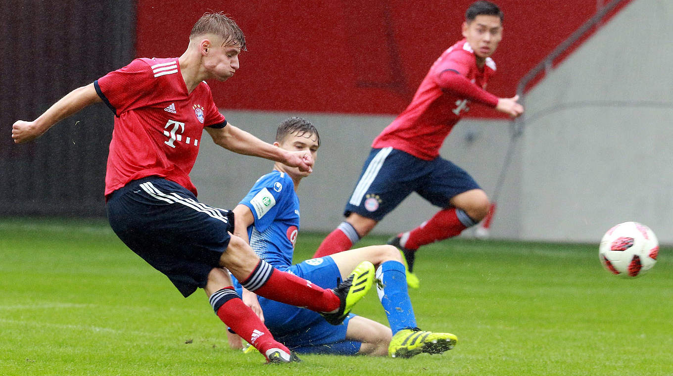 In der Nachspielzeit für die Bayern erfolgreich: Alexander Bazdrigiannis © imago/Lackovic