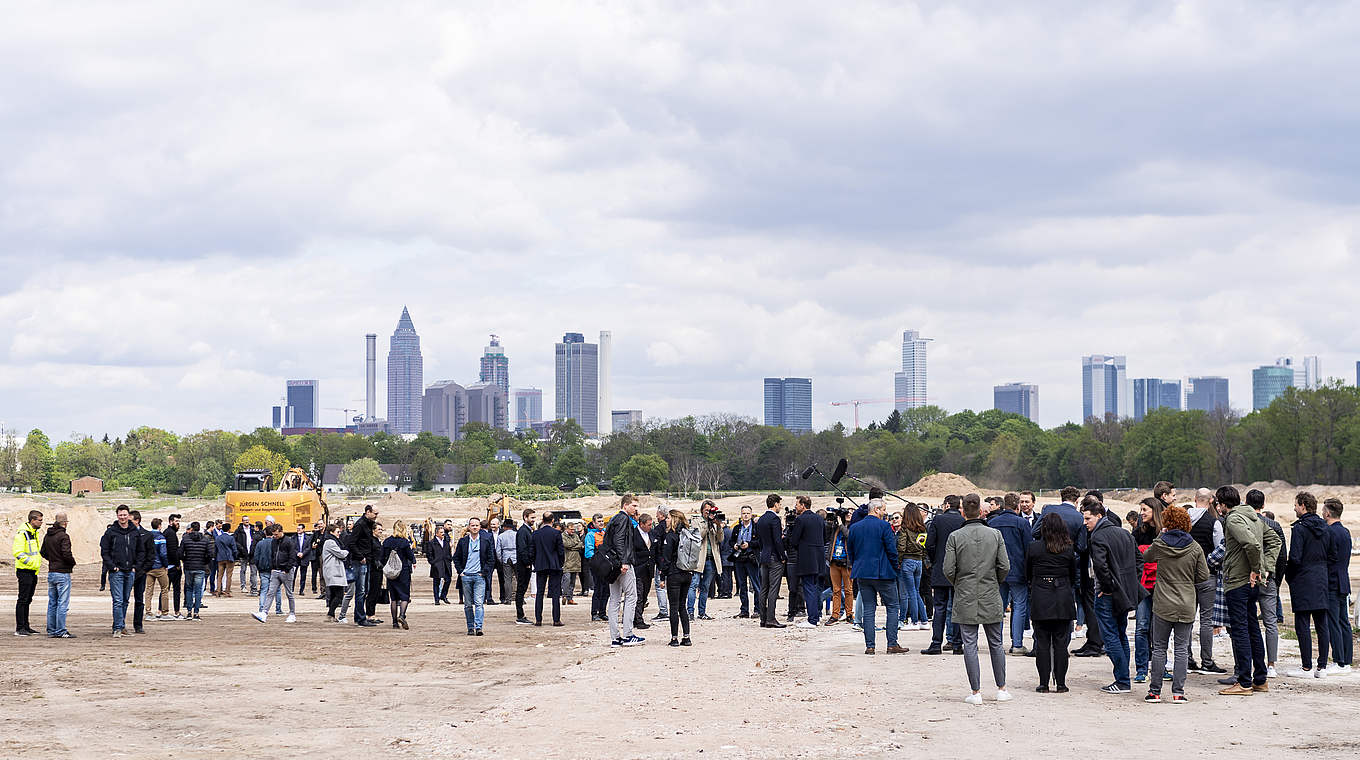 "Große Vorfreude": Rund 300 Gäste beim Spatenstich am 3. Mai in Frankfurt-Niederrad © 2019 Getty Images