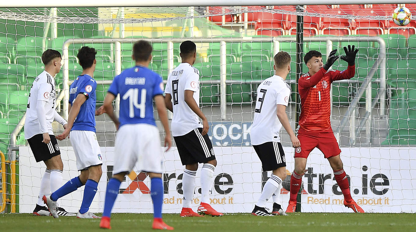 Bitterer Einstand: Im Auftaktspiel unterliegt die deutsche Mannschaft Italien 1:3 © UEFA