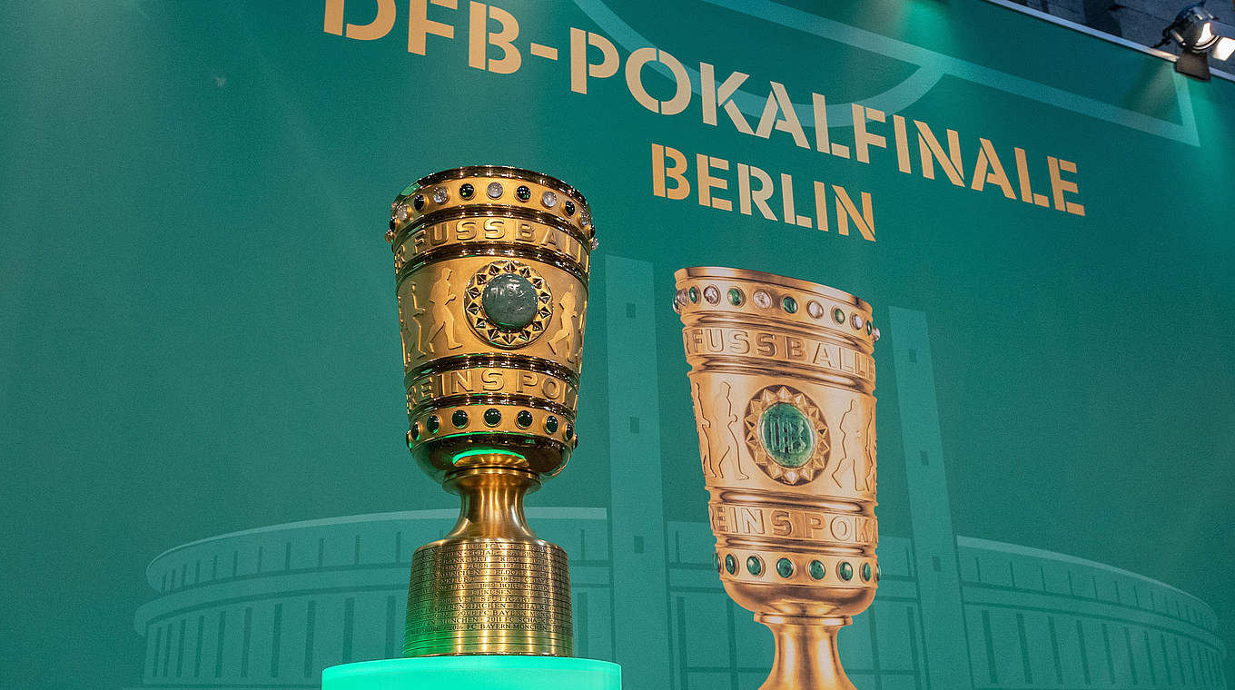 Traditionell im Berliner Rathaus: der DFB-Pokal beim Cup-Handover © GettyImages