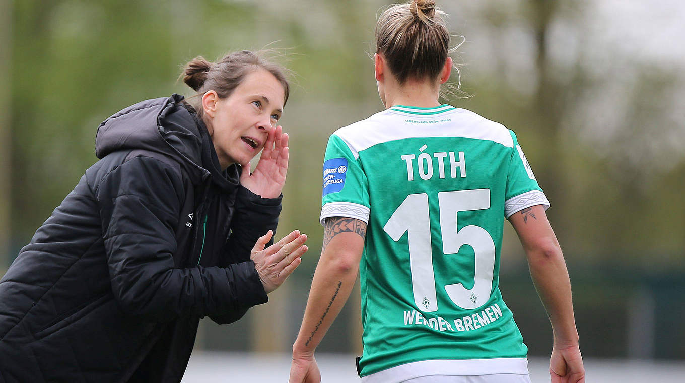 Roth (l.) mit Spielerin Gabrielle Toth: "Spannung, Wille und Glaube - alles war da" © imago images / Hartenfelser