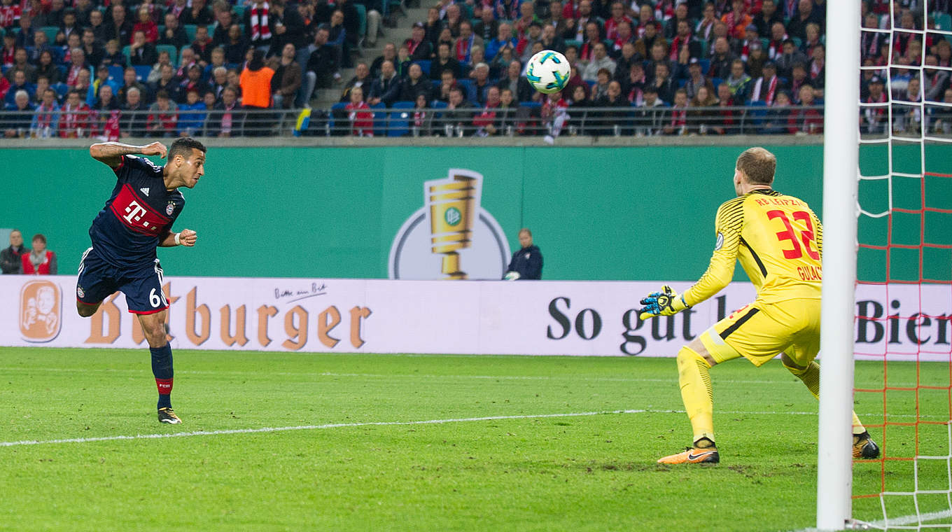 Ausgleich in Leipzig: Thiago (l.) köpft Rekordsieger FC Bayern in die Verlängerung © Imago