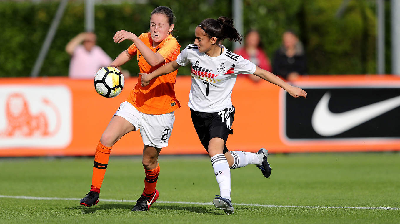 Mit ihrem sechsten U 15-Länderspiel in Holland: Ilayda Acikgöz (r.) © GettyImages