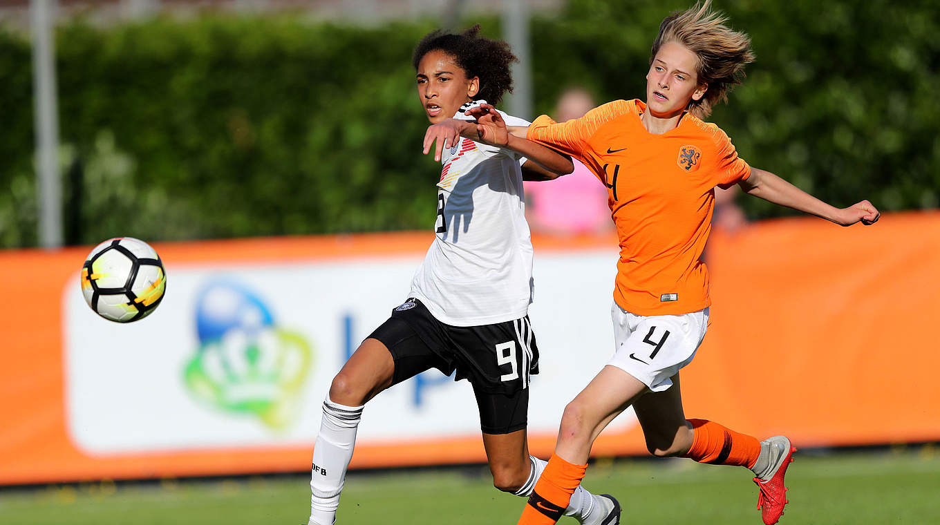 Enger Zweikampf: Deutschlands Cora Zicai (l.) gegen Oranjes Isa Kardinaal © GettyImages