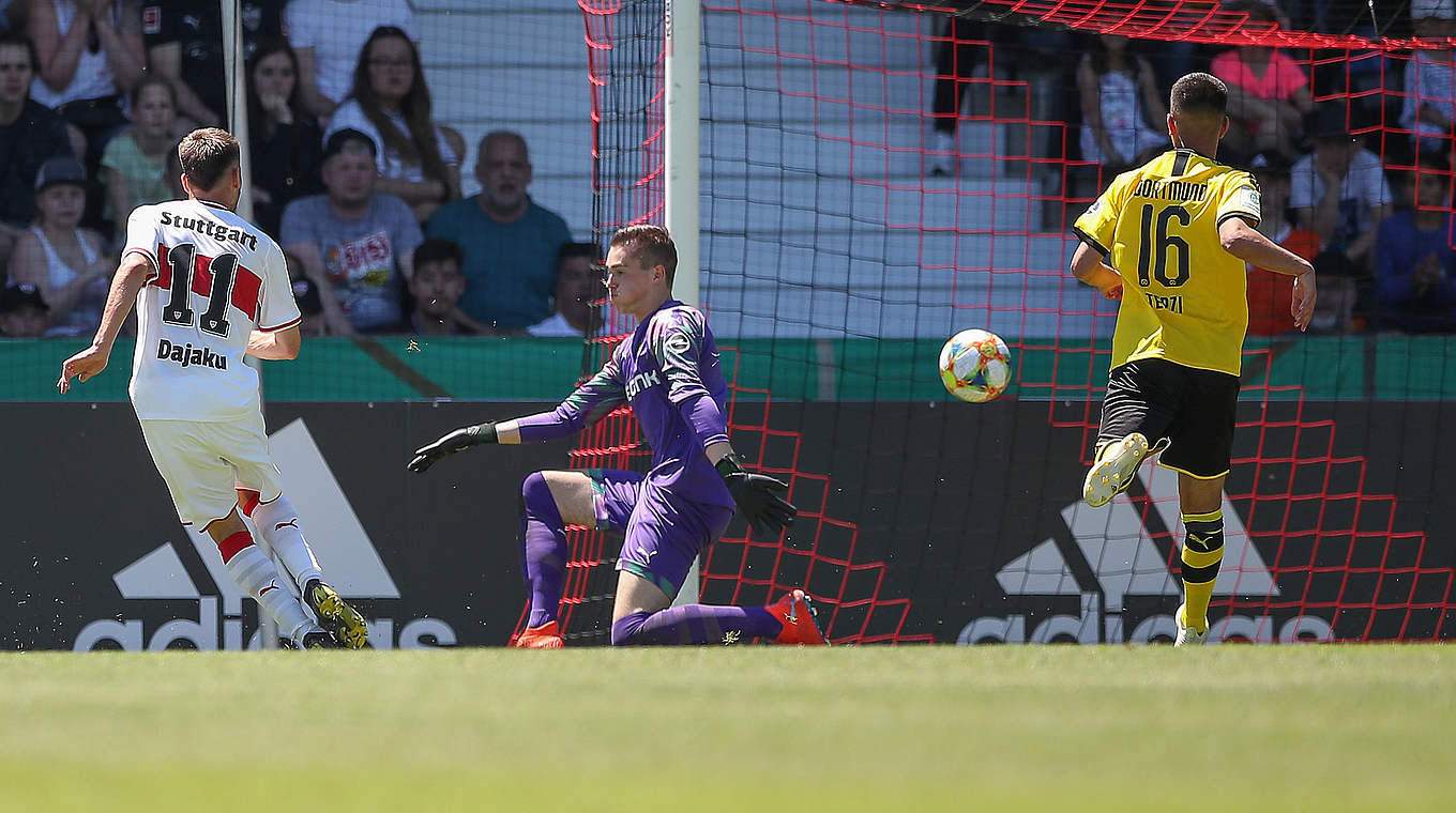 Vollstreckt eiskalt: Leon Dajaku (l.) erzielt das zwischenzeitliche 2:1 für Stuttgart © GettyImages