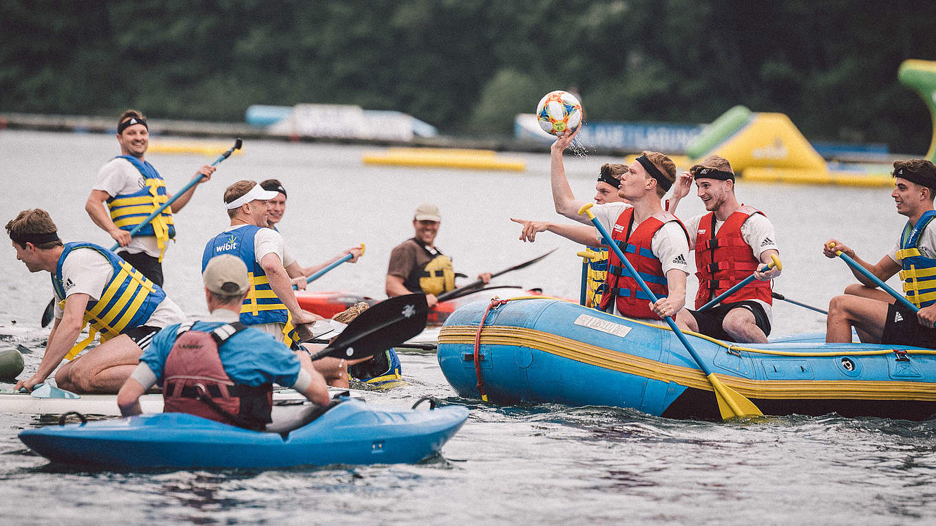 Kajak, Raft und Water Polo: Teambuilding auf dem Wasser :: DFB - Deutscher  Fußball-Bund e.V.
