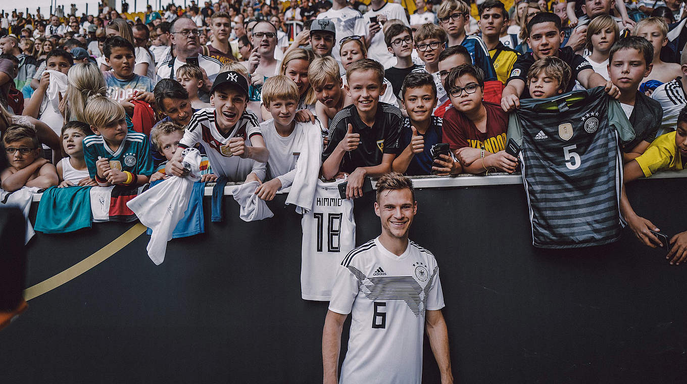 Reißen sich um ein Foto mit Joshua Kimmich und Co.: die jungen Fans des DFB-Teams © Philipp Reinhard