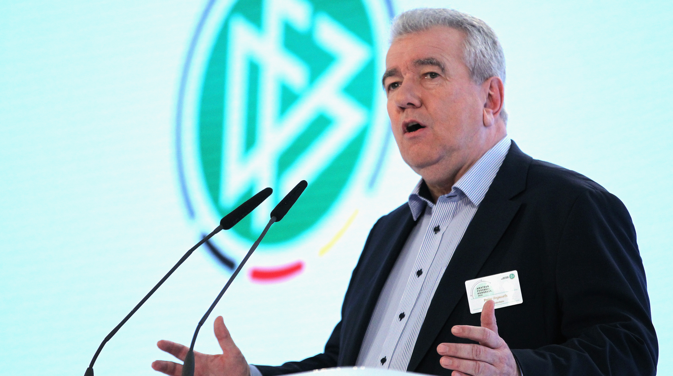 Ziehungsleiter der Auslosung: DFB-Vizepräsident Peter Frymuth © Getty Images