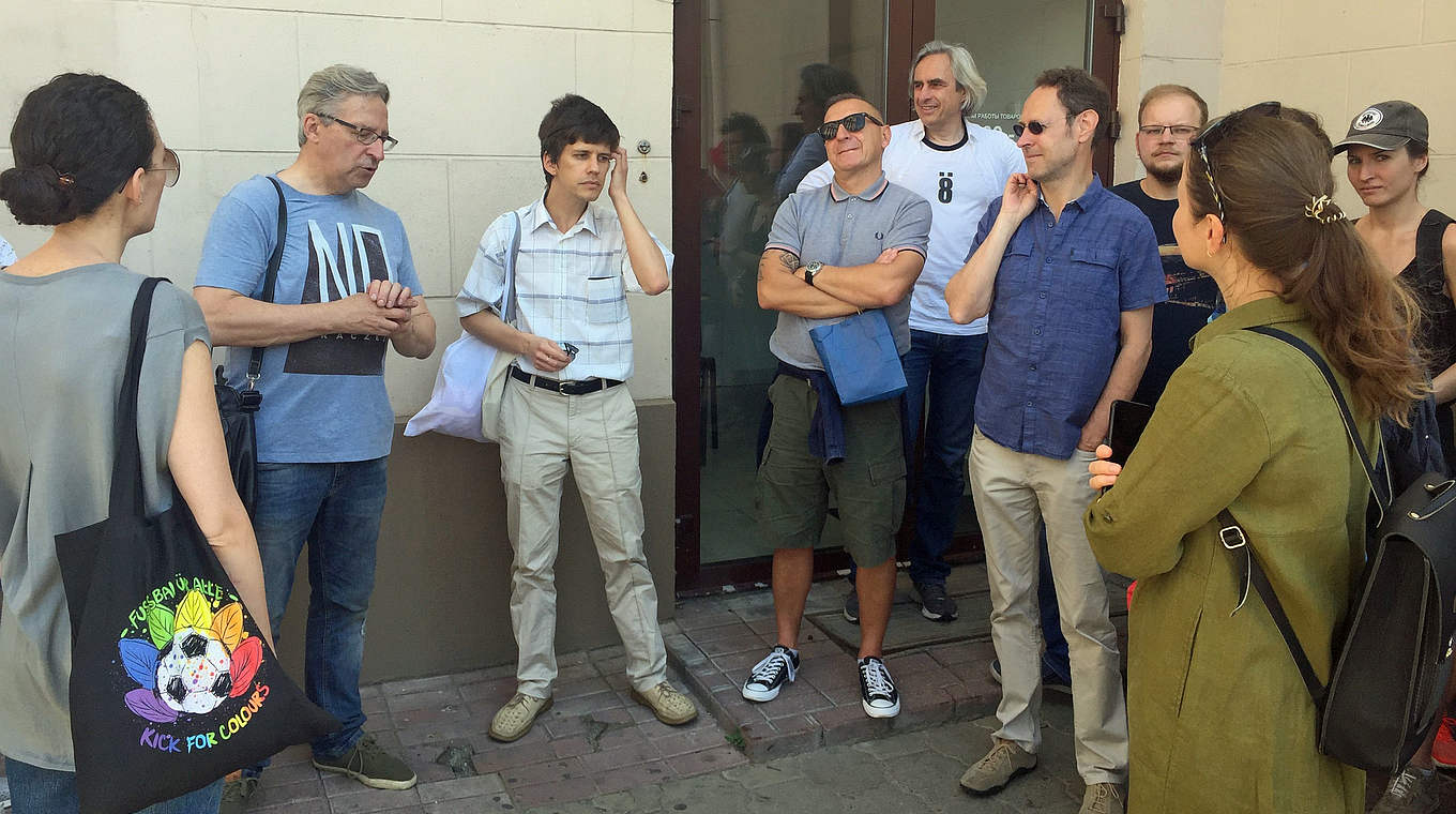 Stadtrundgang durch die Sonnenstadt der Träume: Schriftsteller Artur Klinau (2.v.l.) © DFB