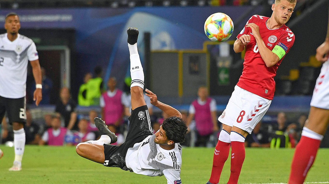 Mo Dahoud (u.) nach dem 3:1 gegen Dänemark: "Ein Sieg bringt uns noch gar nichts" © imago images / Sven Simon