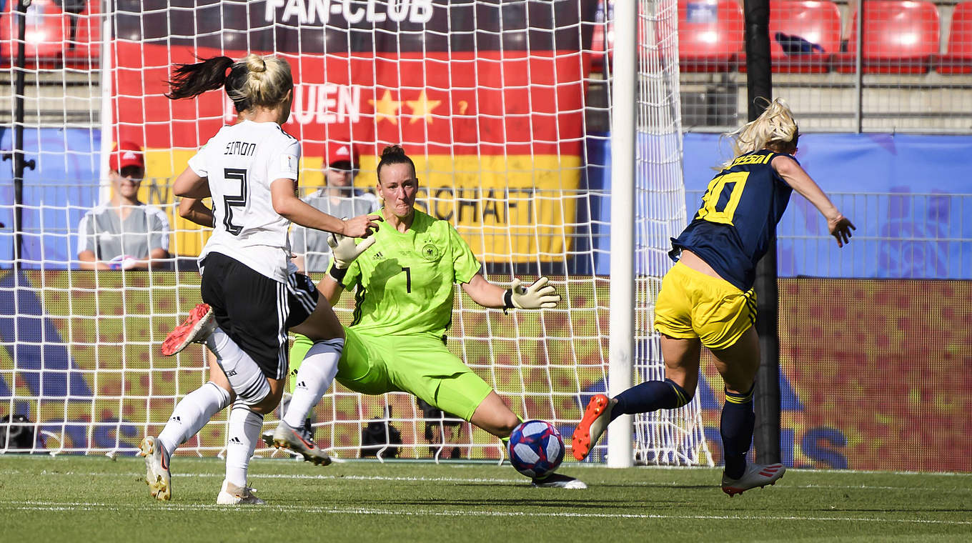 Ausgleich: Sofia Jakobsson (r.) leitet mit ihrem Treffer das deutsche WM-Aus ein © imago images / Jan Huebner