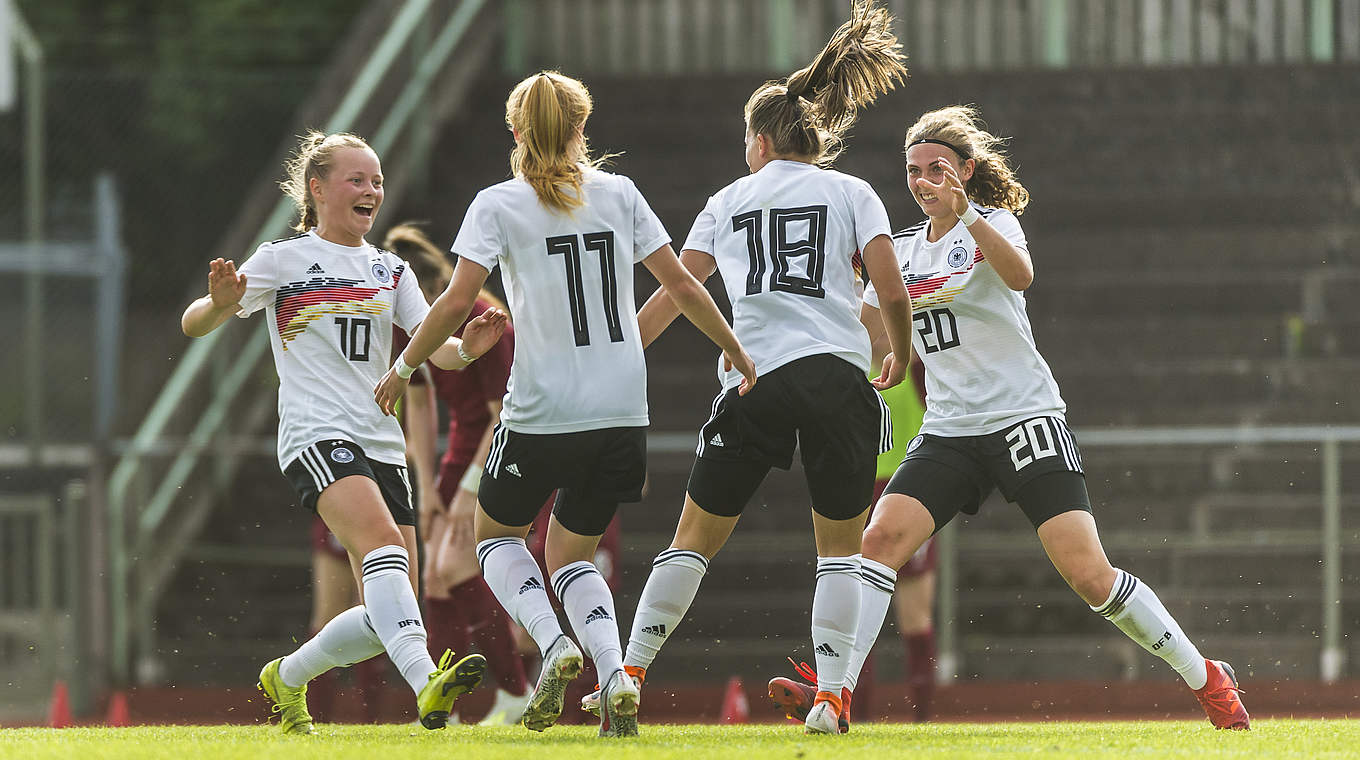 Die Freude ist riesig: die U 16-Juniorinnen feiern ihren Finalsieg beim Nordic Cup © 2019 Getty Images