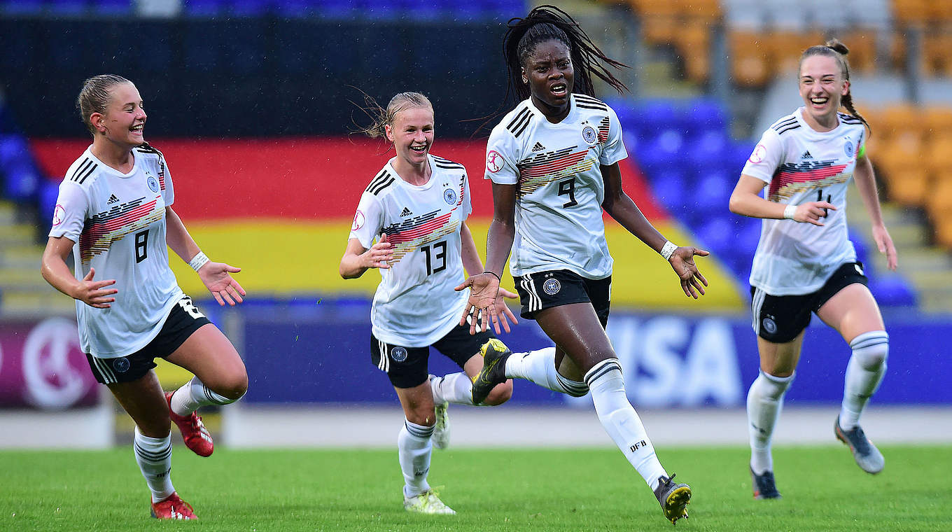 Steuert drei Tore zur Vizeeuropameisterschaft bei: Stürmerin Nicole Anyomi (2.v.r.) © GettyImages
