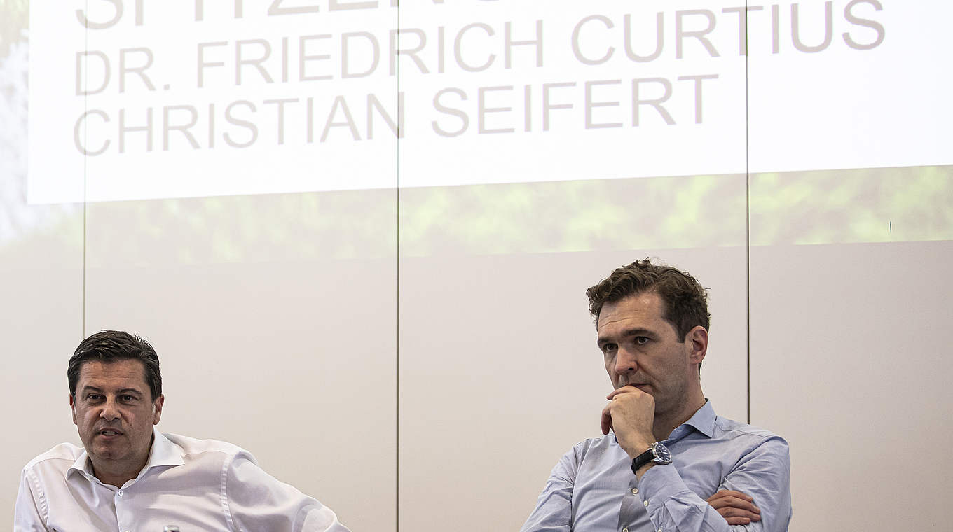 Seifert (l.) und Curtius bei der AG Fankulturen: Wichtigkeit der Gespräche betont © Thomas Boecker/DFB