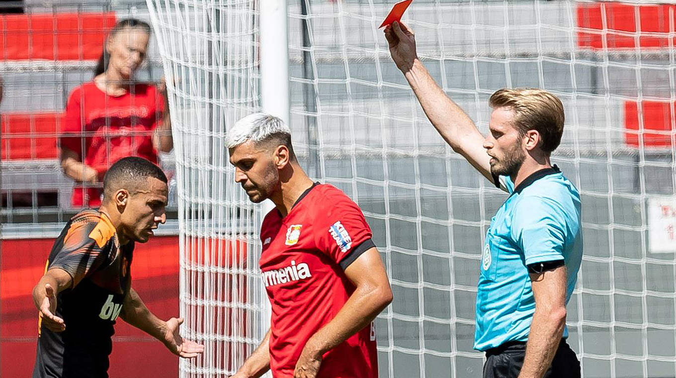 Muss das Feld vorzeitig verlassen: Leverkusens Aleksandar Dragovic (M.) © imago images / eu-images