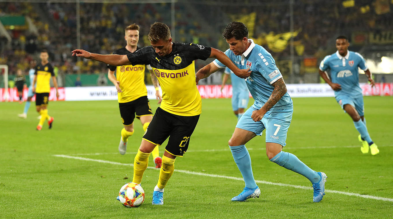 Dortmunds Zugang behauptet sich mit dem Ball: Thorgan Hazard (v.l.) © 2019 Bongarts/Getty Images