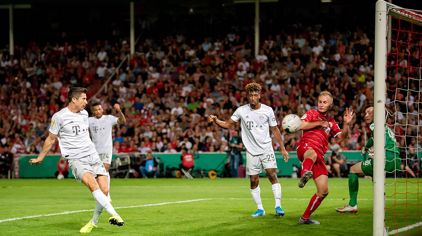 Aus kurzer Distanz eingenetzt: Robert Lewandowski mit dem 1:0 für die Bayern © 2019 Bongarts/Getty Images