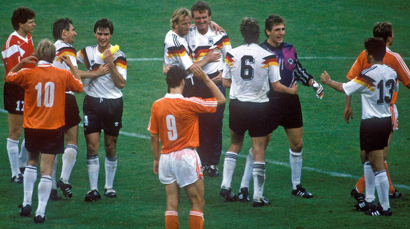 "Sensationelles Spiel Zehn-gegen-Zehn": Am Ende jubeln 1990 Buchwald (Nr. 6) und Co. © imago