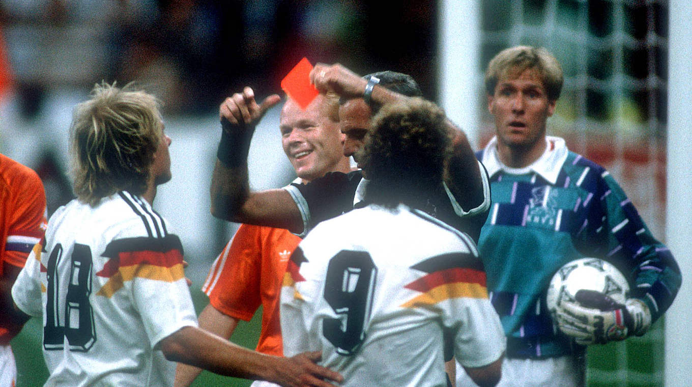Gegen Oranje vom Platz gestellt: Völler (Nr. 9) im WM-Achtelfinale 1990 © Getty Images