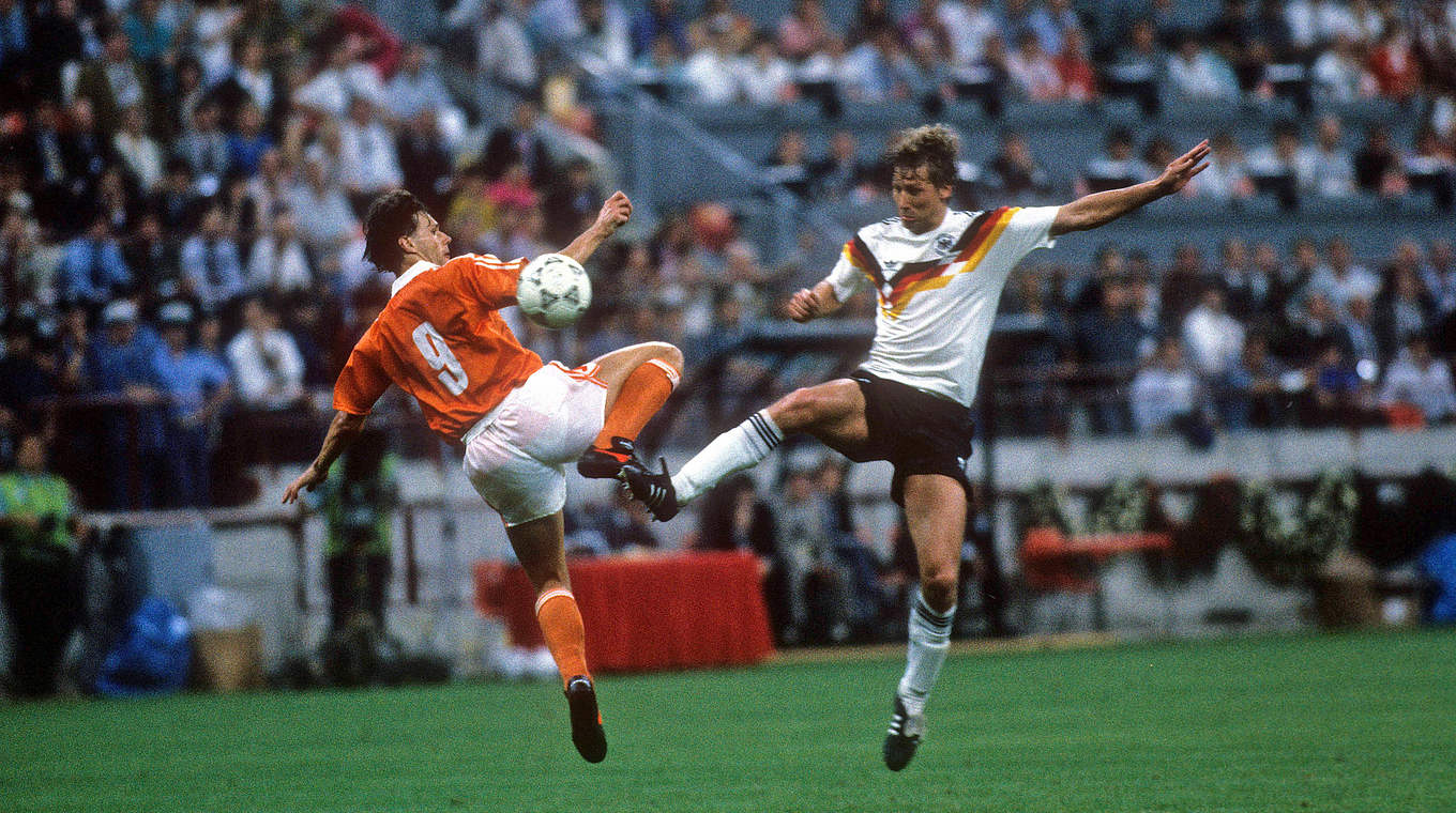 "Bei der ganzen WM 1990 befand ich mich in Bestform": Buchwald gegen van Basten (l.) © imago/Sportfoto Rudel