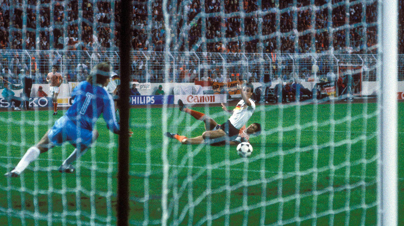 Stich ins Herz: Van Basten (h.r.) schießt Oranje gegen Deutschland ins EM-Finale 1988 © imago/Sven Simon