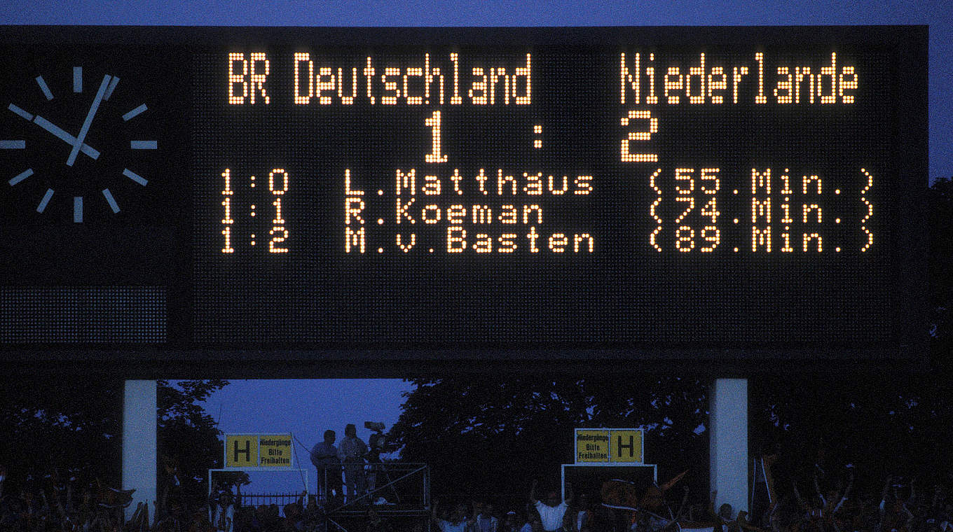 Weiß auf schwarz: Der deutsche Titeltraum bei der Heim-EM 1988 endet in Hamburg © imago/Sven Simon