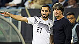 Stehen vor dem Nordirland-Spiel Rede und Antwort: Gündogan und Löw (v.l.) © imago/Moritz Müller
