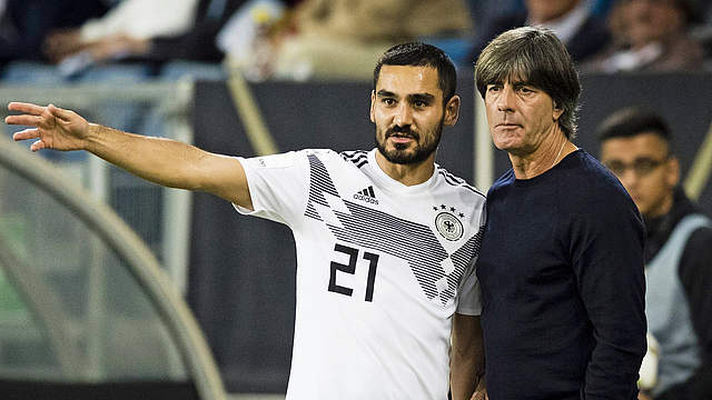 Stehen vor dem Nordirland-Spiel Rede und Antwort: Gündogan und Löw (v.l.) © imago/Moritz Müller