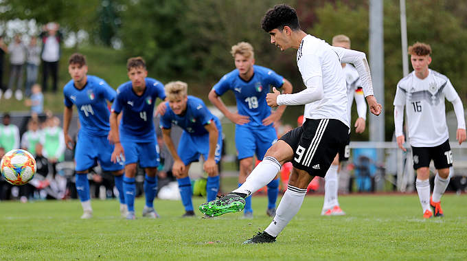 Die U 17 ist am 2. Spieltag des Vier-Nationen-Turniers vor heimischen Publikum zu einem torreichen Remis gekommen. In Wülfrath trennte sich das Team von DFB-Trainer Christian Wück 3:3 (1:1) von Italien. Herold (40.) und Gedikli (86./90.+2) trafen für Deutschland. © 2019 Getty Images