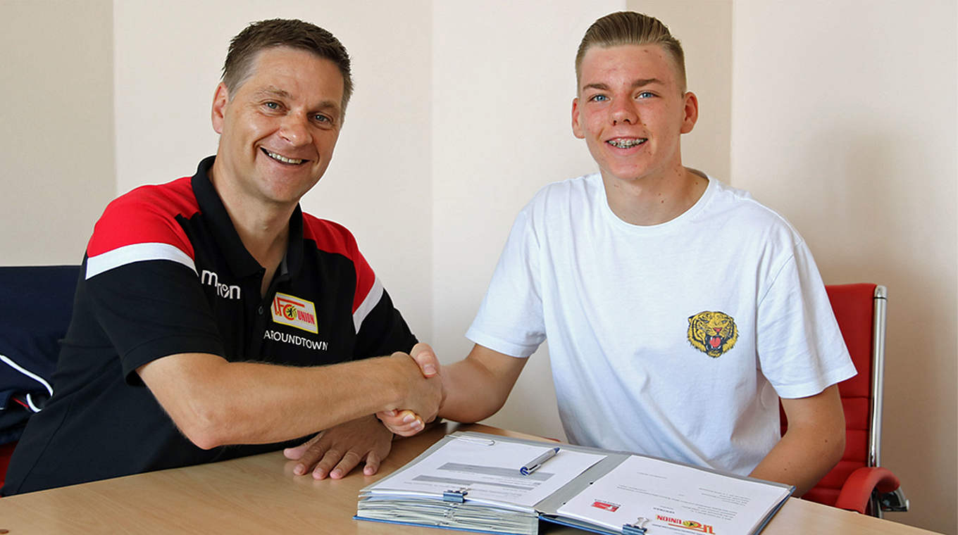 "Leo ist ein junger Torwart mit viel Potenzial": Oppermann (r.) unterschreibt bei Union © 1. FC Union Berlin