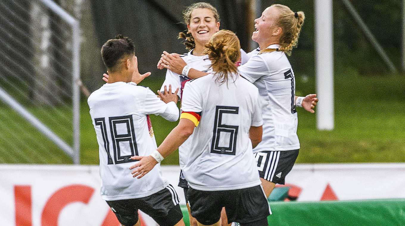 Saisonstart geglückt: Carlotta Wamser (2.v.l.) bejubelt einen ihrer drei Treffer © Getty Images