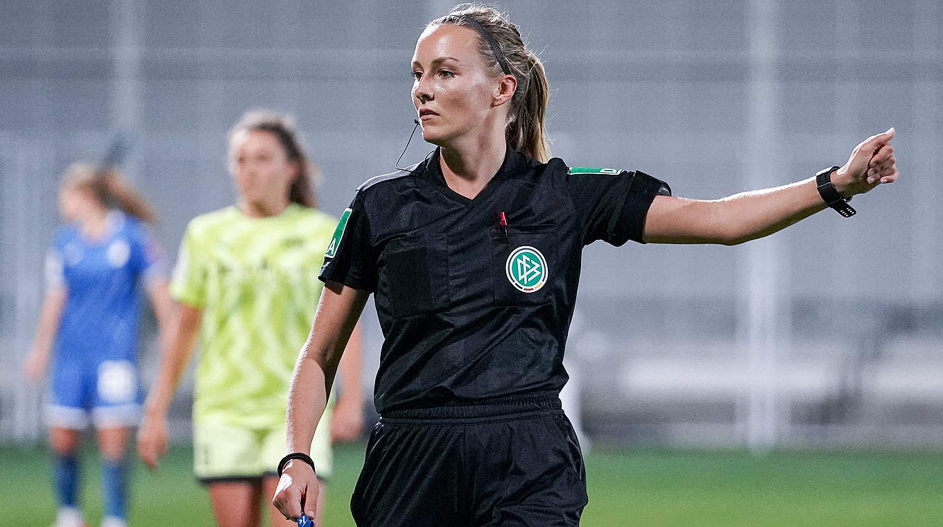 Fabienne Michel pfeift Köln gegen Wolfsburg DFB Deutscher Fußball