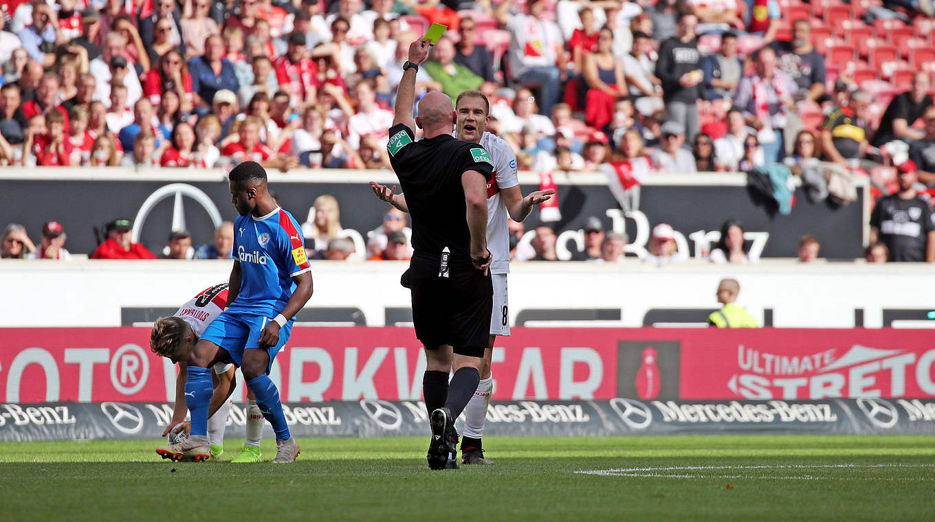 Im Spiel gegen Holstein Kiel vom Platz gestellt: Stuttgarts Holger Badstuber (verdeckt) © imago images/Sportfoto Rudel