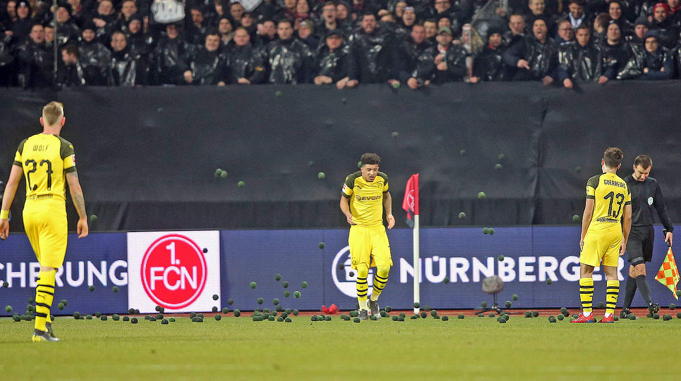 Bällewurf beim Dortmund-Spiel: 25 Täter von den Nürnbergern ermittelt © imago/Bernd Müller