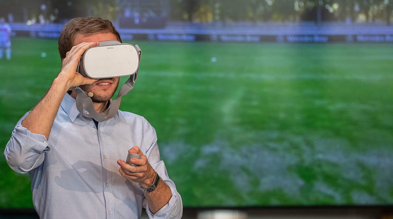 Auftrag Innovation: VR-Brille zaubert Spielsituationen auf die Couch oder in den Bus © 2019 Getty Images