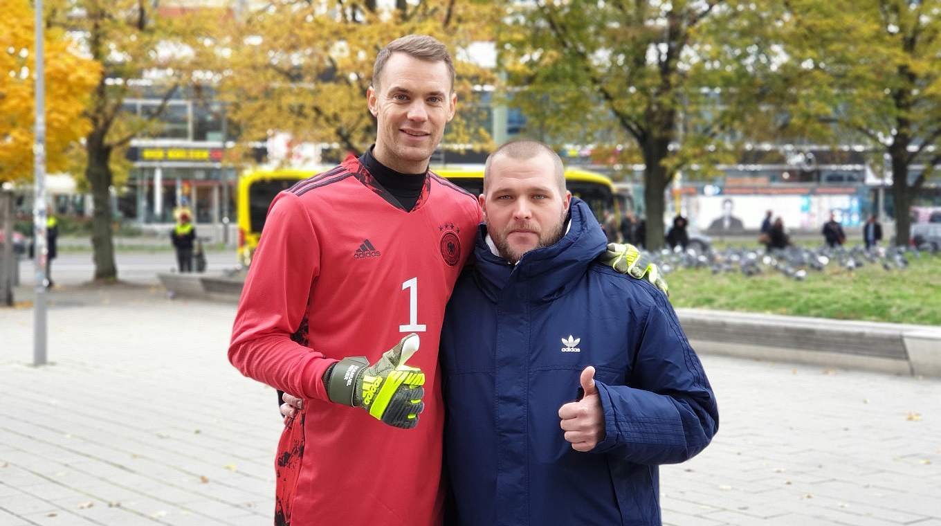 Fan Pascal Reunert mit Manuel Neuer in Berlin: "Es war echt eine colle Erfahrung" © Fan Club Nationalmannschaft